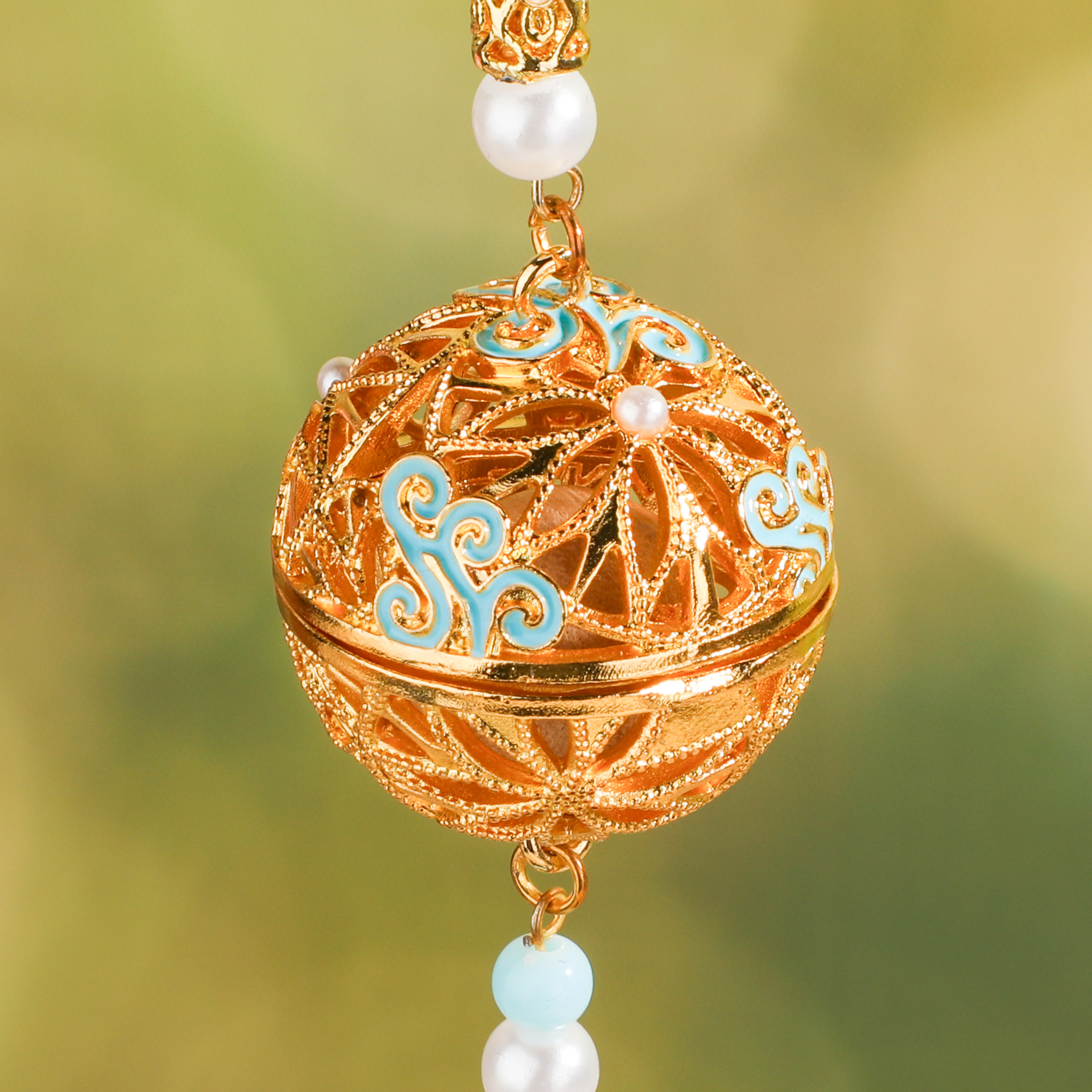 绿釉镂空瑞兽香囊挂件