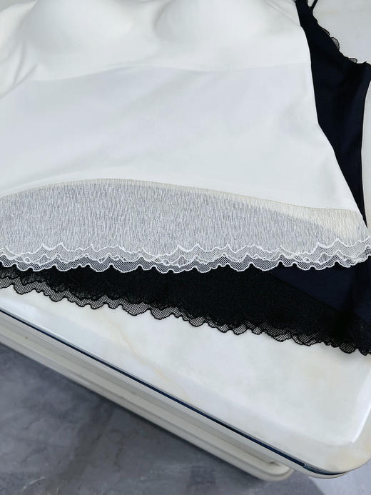 【洛诗琳老顾客福利款】LUXLEAD/洛诗琳 真丝无痕唯美蕾丝花边吊带2025夏季桑蚕丝细肩带带罩杯一体式打底上衣50820(贴身衣物不退换)「7天内发货」 商品图2