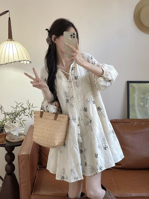 美到词穷❗【AUChris法式重工刺绣连衣裙系列】优雅中带点小俏皮，拍照太出片啦～ ✅精致刺绣绝美！衬气质的效果一流 ✅面料轻薄透气，夏日穿搭也能畅享舒爽 商品图4