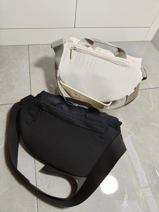 点此购买 lulu露露Curved Crossboby Bag运动休闲款磁吸包 qk 322121 商品图1