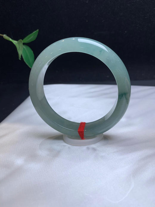 620285，57.2飘花手镯，满圈油油润润的，飘一抹花，整体均匀干净 商品图3