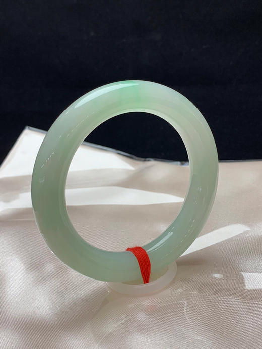 620287，56.3圈口，糯冰晴水绿圆条福镯，葡萄肉底色飘一抹绿，种水好，底子细润 商品图1