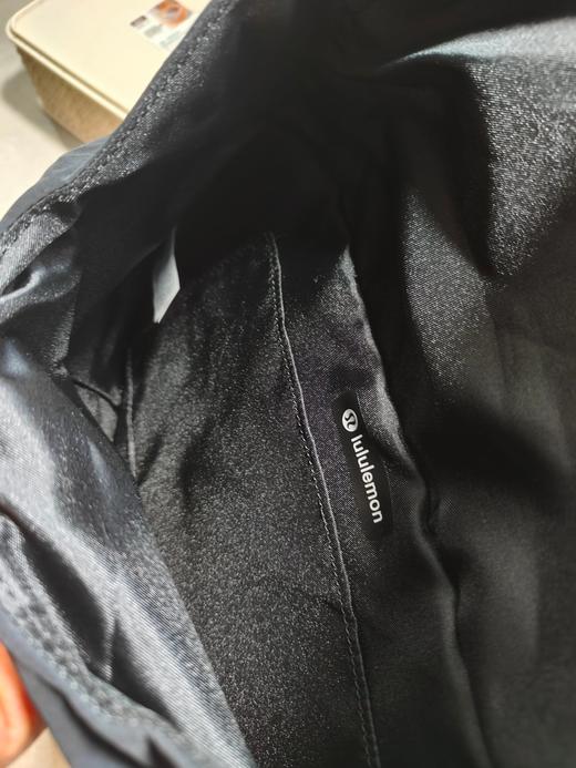 点此购买 lulu露露Curved Crossboby Bag运动休闲款磁吸包 qk 322121 商品图11