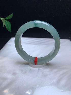 620285，57.2飘花手镯，满圈油油润润的，飘一抹花，整体均匀干净