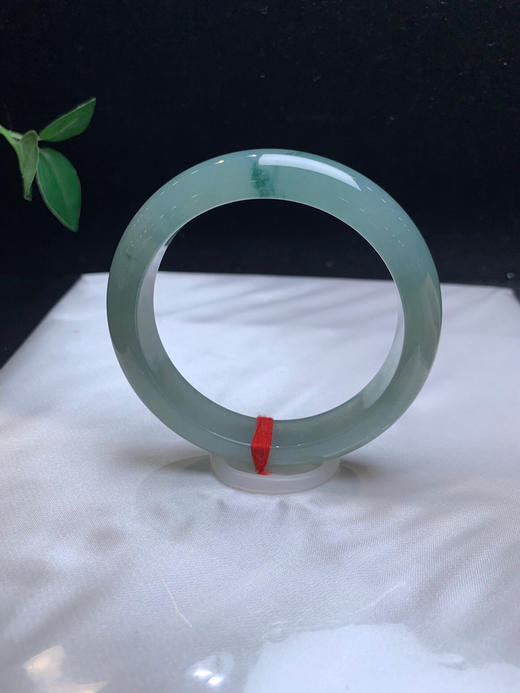 620285，57.2飘花手镯，满圈油油润润的，飘一抹花，整体均匀干净 商品图0