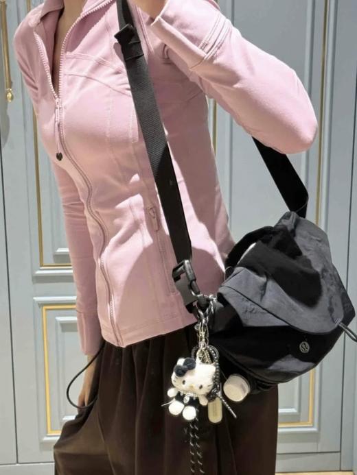 点此购买 lulu露露Curved Crossboby Bag运动休闲款磁吸包 qk 322121 商品图5