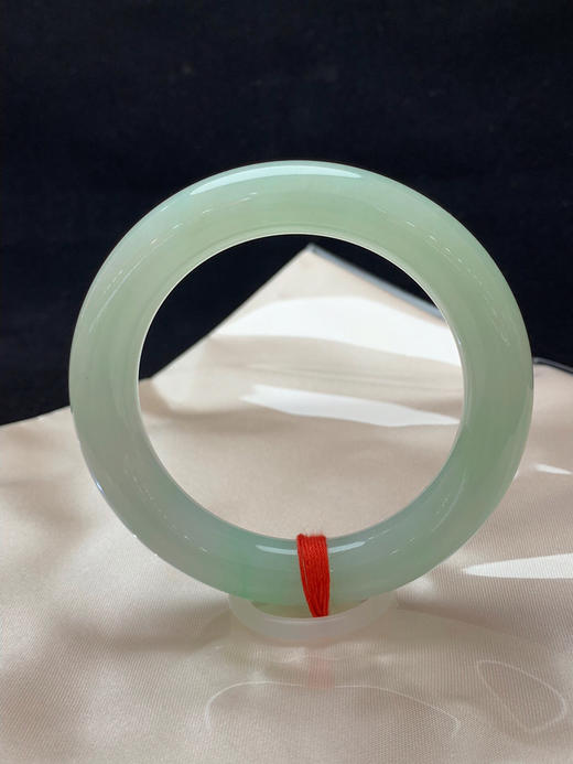 620287，56.3圈口，糯冰晴水绿圆条福镯，葡萄肉底色飘一抹绿，种水好，底子细润 商品图3