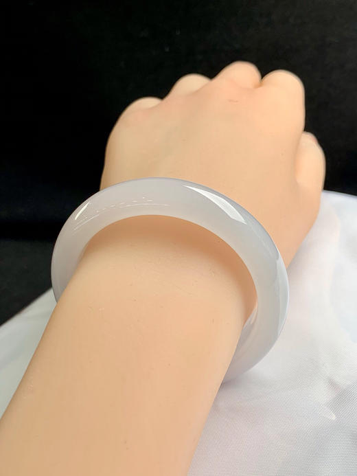 620291，51.6圈口，糯冰白月光正圈平安镯，底子清爽干净，非常细润 商品图4