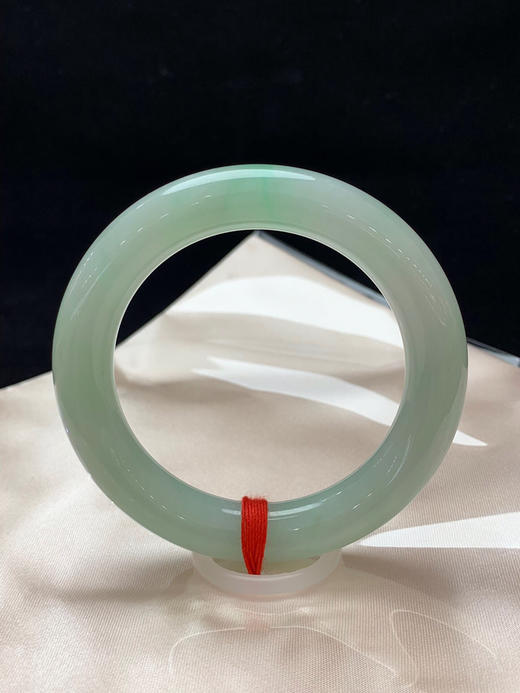 620287，56.3圈口，糯冰晴水绿圆条福镯，葡萄肉底色飘一抹绿，种水好，底子细润 商品图0