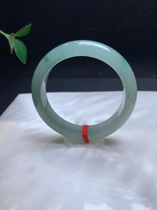 620285，57.2飘花手镯，满圈油油润润的，飘一抹花，整体均匀干净 商品图2