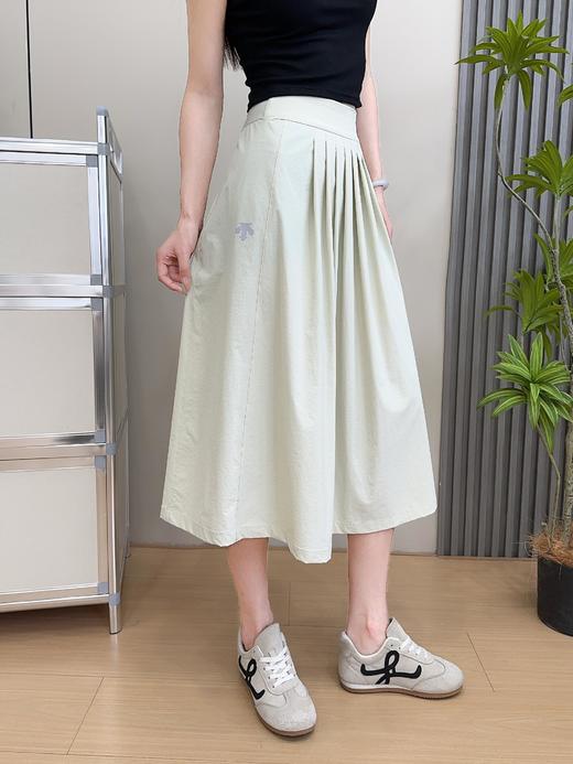 点此购买 迪桑特夏季通勤运动女士宽松梭织百褶半身裙 QK 322150 商品图3