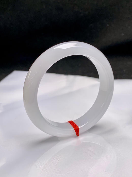 620291，51.6圈口，糯冰白月光正圈平安镯，底子清爽干净，非常细润 商品图1