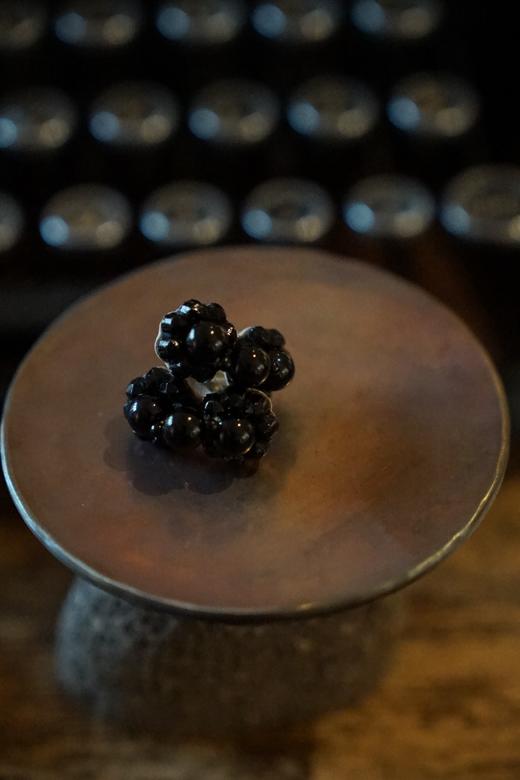 tamas 黑色圆珠耳钉/耳夹 商品图1