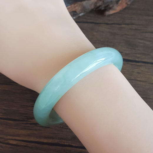 【天然正品】A货翡翠天然细腻无杂裂糯种绿底57号翡翠手镯57.3MM女士现售价：2880！080425AH16 商品图7