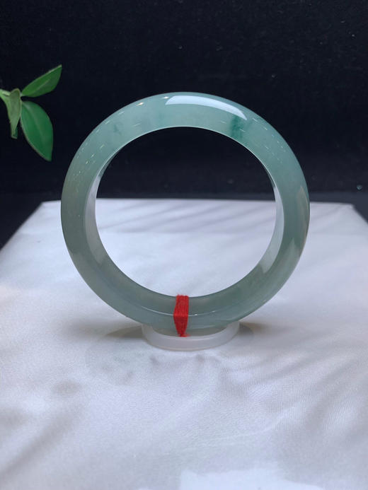 620285，57.2飘花手镯，满圈油油润润的，飘一抹花，整体均匀干净 商品图1