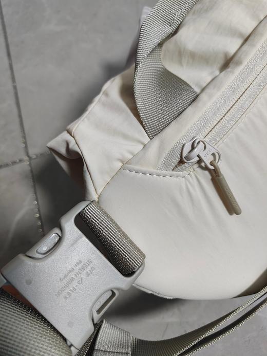 点此购买 lulu露露Curved Crossboby Bag运动休闲款磁吸包 qk 322121 商品图9