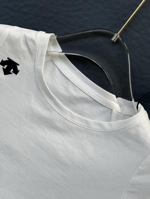 点此购买 迪桑特夏季女士小标开叉速干短袖T恤 37 322205 商品图7