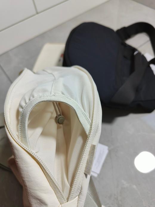 点此购买 lulu露露Curved Crossboby Bag运动休闲款磁吸包 qk 322121 商品图14