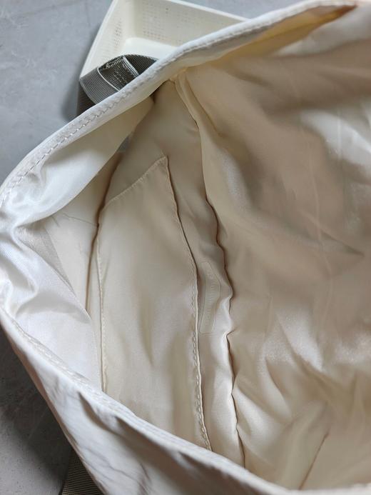 点此购买 lulu露露Curved Crossboby Bag运动休闲款磁吸包 qk 322121 商品图13