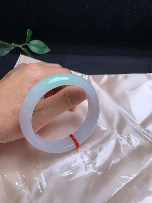 620284，57 飘绿宽版手镯，版型好 底妆很细腻 一截绿底色、干净秀气 商品图5