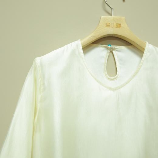 【抖音专属】V领连衣裙（24707646凝脂） 商品图1