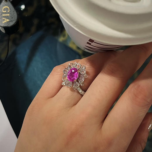 CHIC系列 18K镶天然紫粉色蓝宝石和钻石 戒指 商品图1