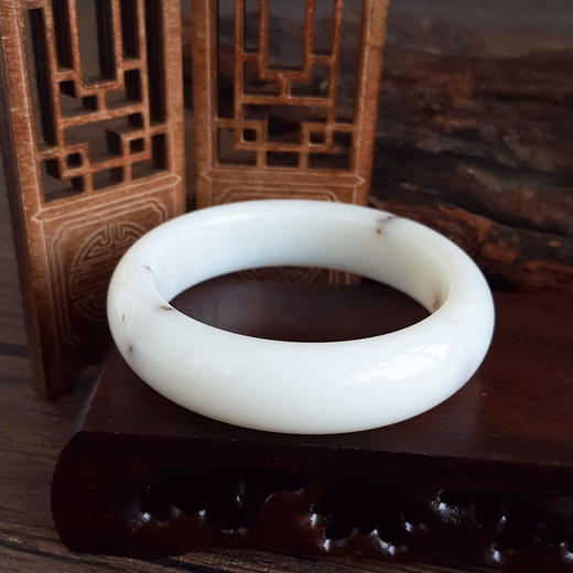 【天然正品】天然精品无杂裂且末米达料奶白底金桂花和田玉59号手镯58.9MM女士现售价：2480！220325AH03 商品图3