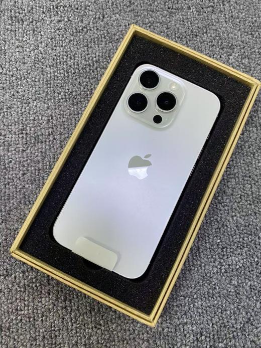 编号005850-苹果国行库存机iPhone15Pro/512G/白色，5G手机，全新成色，原机电池100%，店保1年，特价7200元！ 商品图0