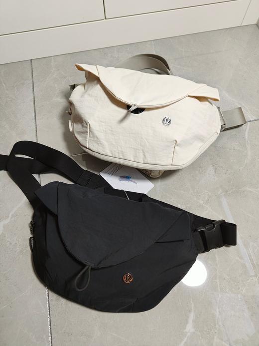 点此购买 lulu露露Curved Crossboby Bag运动休闲款磁吸包 qk 322121 商品图0