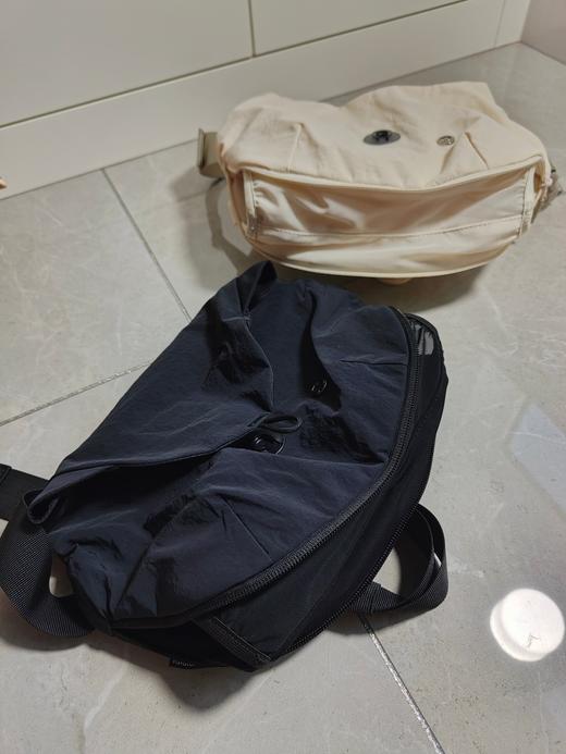 点此购买 lulu露露Curved Crossboby Bag运动休闲款磁吸包 qk 322121 商品图12