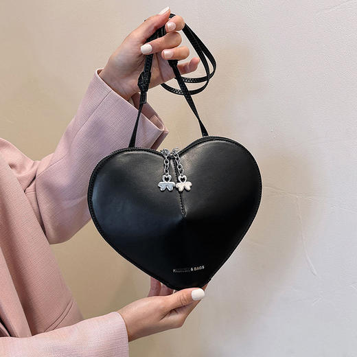 【爱心设计！百搭斜挎包】爆款时尚小众新款包包女网红爱心小众设计四季个性百搭斜挎包。ry 商品图1