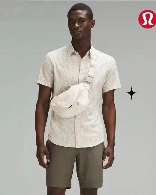 点此购买 lulu露露Curved Crossboby Bag运动休闲款磁吸包 qk 322121 商品图6