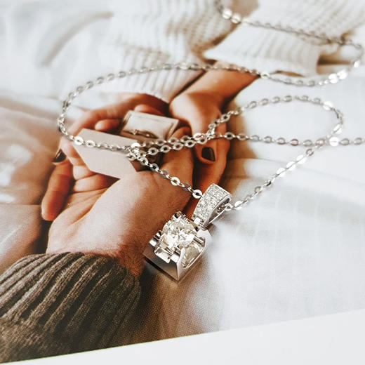 【天然正品】AU750白金时尚经典牛头款0.32克拉钻石吊坠项链F-G-SI13.5*6.1*4.7MM（皆取最大值）女士现售价：3680！100625DZ03 商品图3