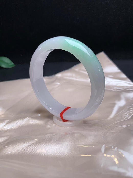 620284，57 飘绿宽版手镯，版型好 底妆很细腻 一截绿底色、干净秀气 商品图3