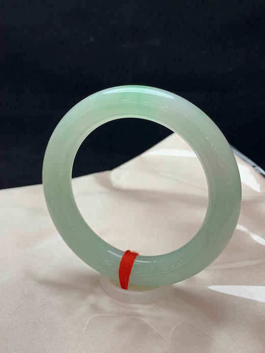 620287，56.3圈口，糯冰晴水绿圆条福镯，葡萄肉底色飘一抹绿，种水好，底子细润 商品图2