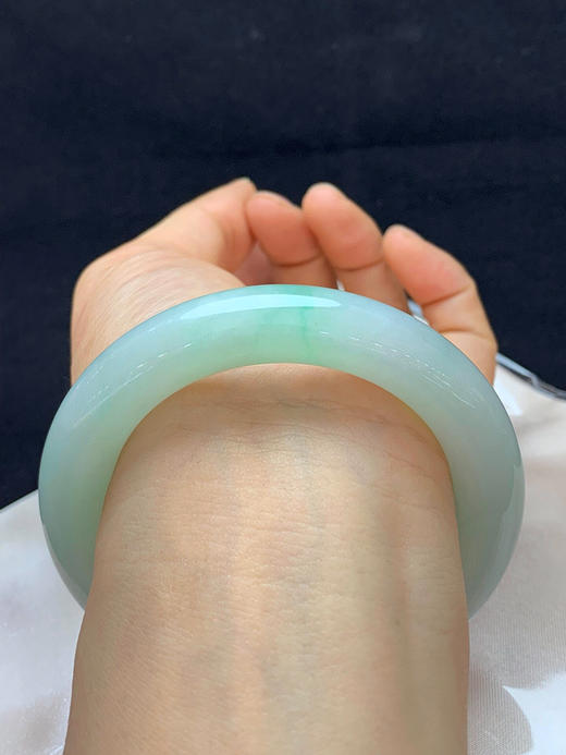 620287，56.3圈口，糯冰晴水绿圆条福镯，葡萄肉底色飘一抹绿，种水好，底子细润 商品图4