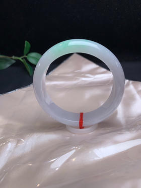 620284，57 飘绿宽版手镯，版型好 底妆很细腻 一截绿底色、干净秀气