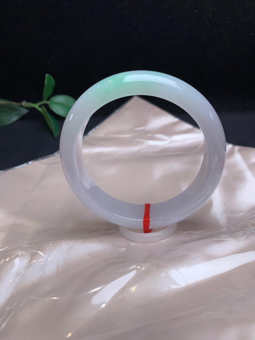 620284，57 飘绿宽版手镯，版型好 底妆很细腻 一截绿底色、干净秀气 商品图0