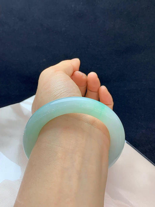 620287，56.3圈口，糯冰晴水绿圆条福镯，葡萄肉底色飘一抹绿，种水好，底子细润 商品图5