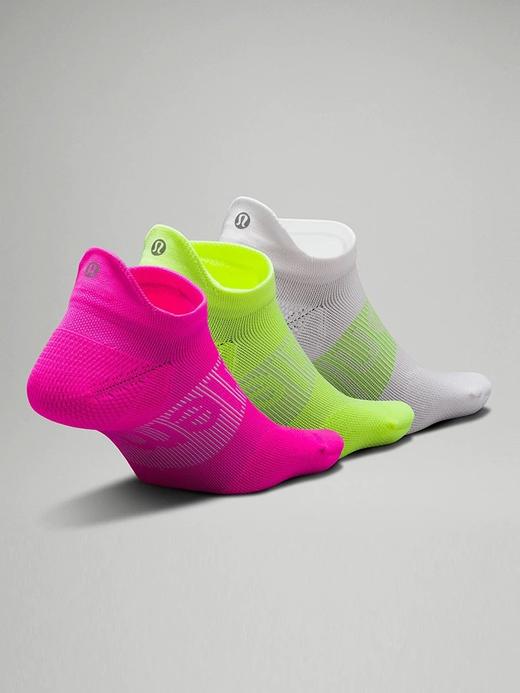 点此购买 lululemon露露女士提耳短袜 ye  322167 商品图3