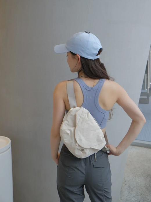 点此购买 lulu露露Curved Crossboby Bag运动休闲款磁吸包 qk 322121 商品图3