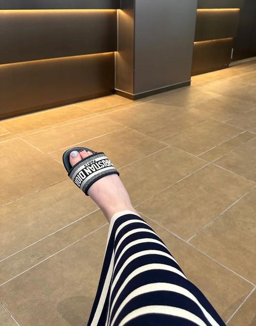 D加字母编织提花绣字纯皮平底方跟凉拖凉鞋 商品图10