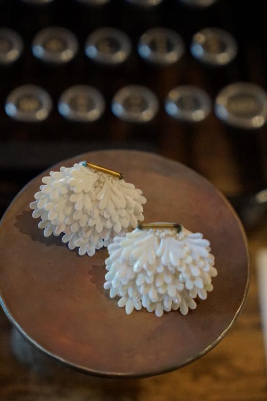 tamas 白色串珠耳钉 商品图1