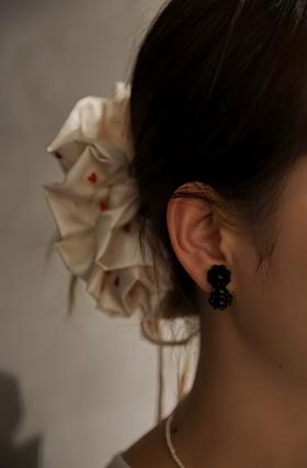 tamas 黑色圆珠耳钉/耳夹