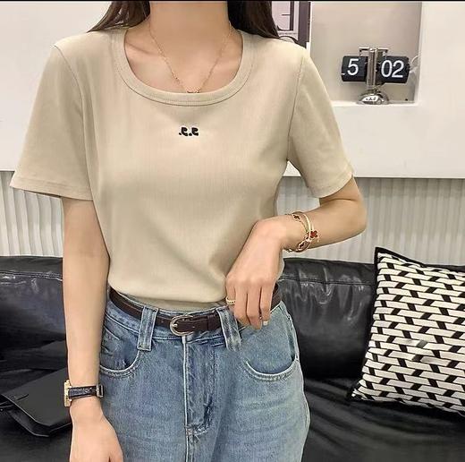 清仓价2025~超弹螺纹棉浅卡其刺绣小标T恤-喜出 商品图0