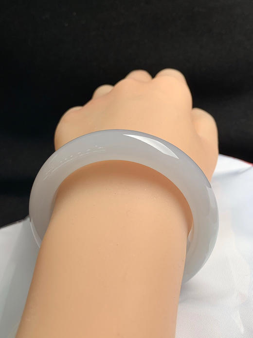 620300，52.6圈口，糯冰白月光正圈平安镯，种水好，底子白净细润，整体非常清爽秀气 商品图4