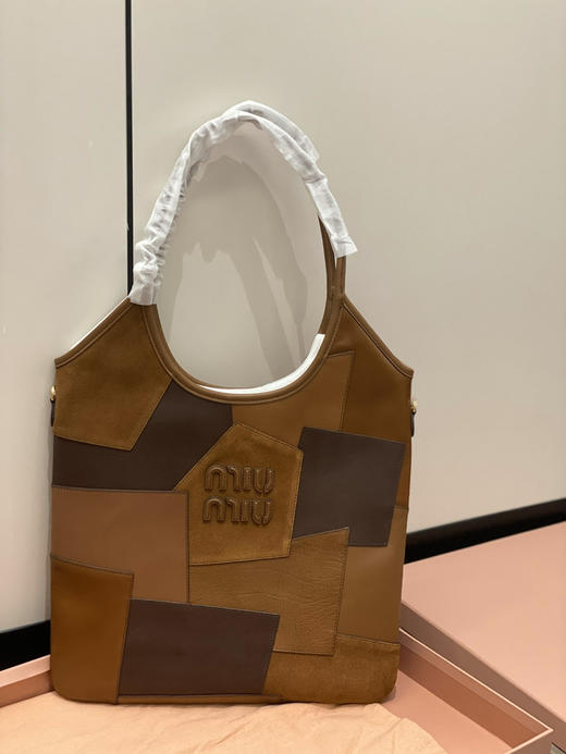 𝐌𝐢𝐮家 𝟐𝟒𝐬𝐬秀款拼接托特 商品图0