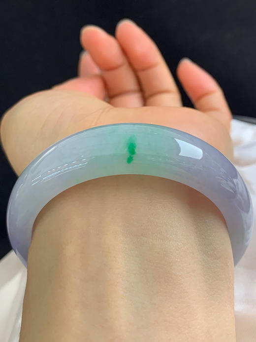 620299，56.7圈口，糯化春彩正圈平安镯，宽版条形，紫底飘绿，种水好 商品图4