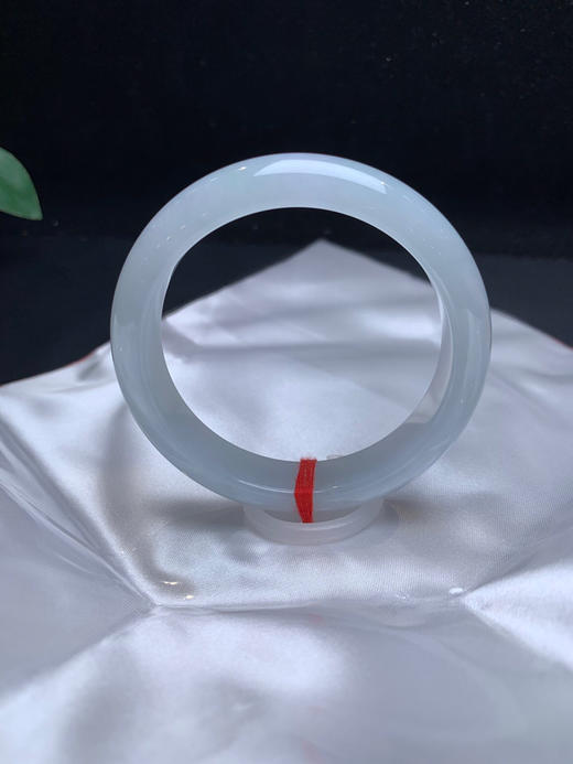 620293，52.8淡晴底正圈手镯，清新淡晴底色  接近白月光，整体底妆特别细润 商品图0