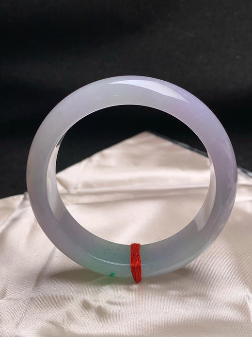 620299，56.7圈口，糯化春彩正圈平安镯，宽版条形，紫底飘绿，种水好 商品图3